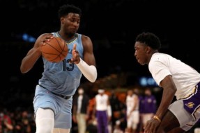 亚博体育篮球赛场再起风云：蓬莱赤兔队击败辽东火箭队，脚步移动更到位临场应变见真章的简单介绍