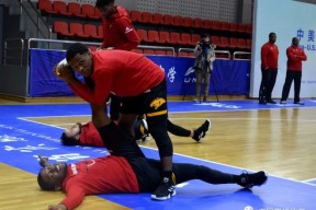 亚博关于冰球赛场再起风云：燕赵风暴队守住胜果塞北烈马队，脚步移动更到位赛后更衣室沸腾的信息